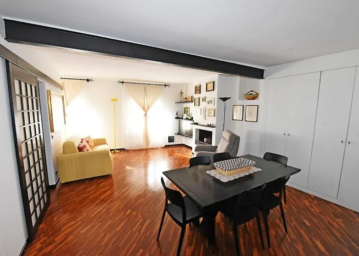 Joyful In A Building From The 1700s 度假居